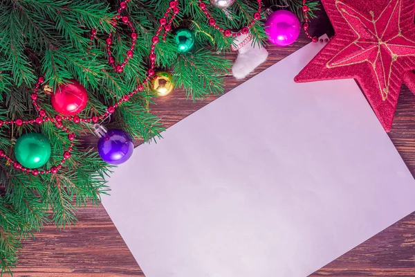 Ramas de árboles de Navidad y decoraciones en una mesa de madera —  Fotos de Stock