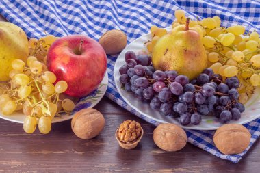 Üzüm, armut ve elma.