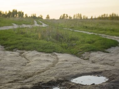 Yazın çamurlu yollarda Rusya