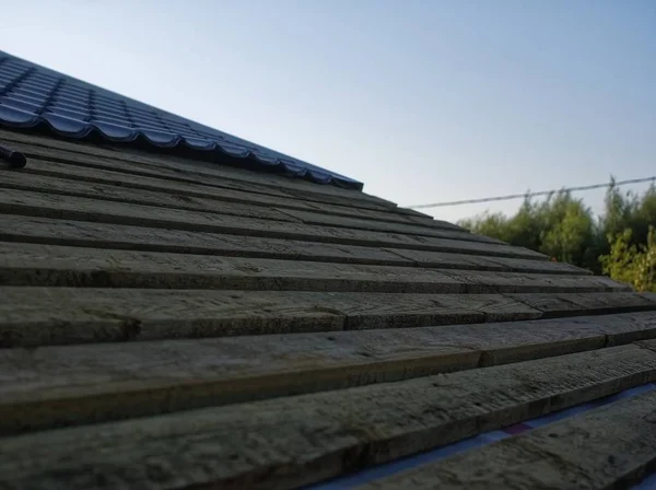 Colocación Baldosas Metálicas Una Casa Rural Rusia —  Fotos de Stock