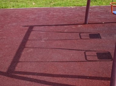 Moskova 'da bir çocuk parkında salıncakta sallanan gölge