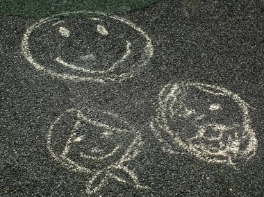 Moskova 'da bir oyun parkında tebeşirle çizilmiş yüzler