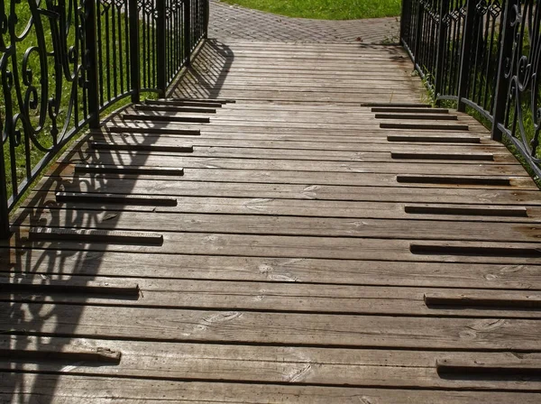 莫斯科公园内有铁栏杆的木桥 — 图库照片