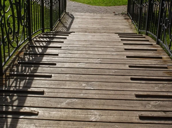 Ponte Madeira Com Grades Ferro Parque Moscou — Fotografia de Stock