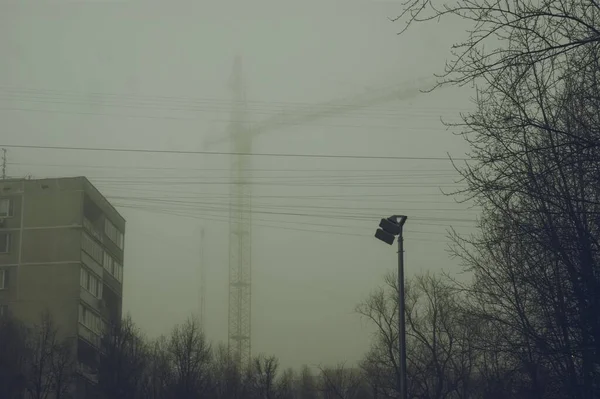 Une Grue Sur Chantier Construction Dans Brouillard Moscou — Photo