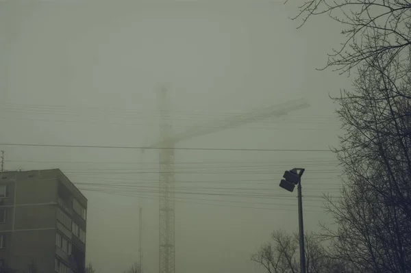 Una Grúa Una Obra Construcción Niebla Moscú — Foto de Stock