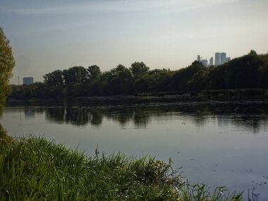 Yazın Moskova nehrinin seti, Krylatskoye bölgesi.