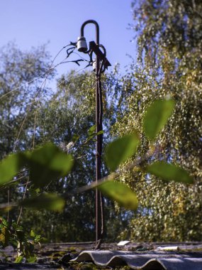 Rusya 'da köyün çatısında kablolu küçük bir direk var.