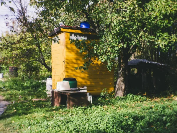 Douche Jaune Rurale Dans Jardin Russie — Photo