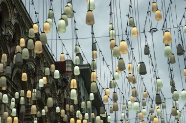 Yeni yıl için tatil ışıkları olan cadde, Moskova