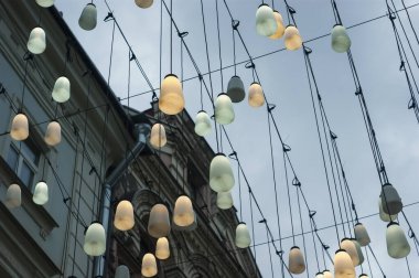 Yeni yıl için tatil ışıkları olan cadde, Moskova