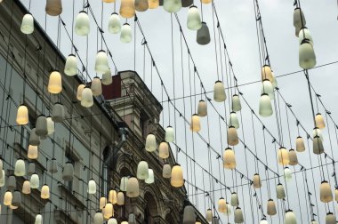 Yeni yıl için tatil ışıkları olan cadde, Moskova