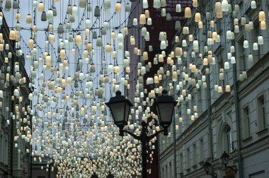 Yeni yıl için tatil ışıkları olan cadde, Moskova