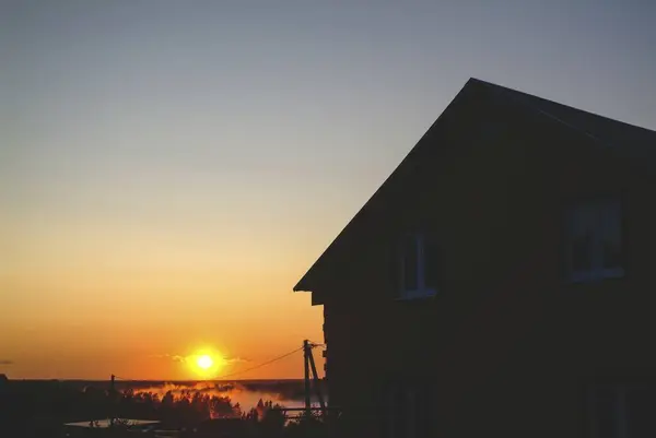 Landhaus Aus Holz Hintergrund Des Sonnenuntergangs Russland — Stockfoto