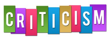 Canlı renkli arka plan üzerinde yazılı eleştiri metin.