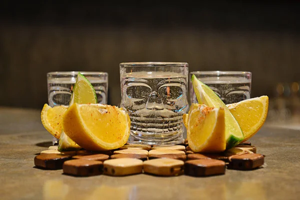 Primer Plano Tiros Tequila Con Limón Naranja Imágenes de stock libres de derechos