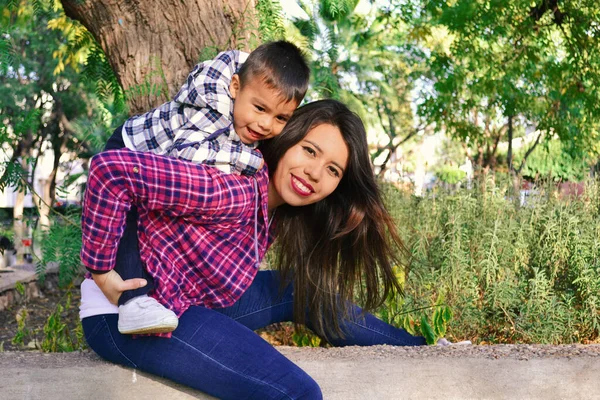 Mujer Latina Jugando Llevando Hijo Parque Fotos de stock libres de derechos