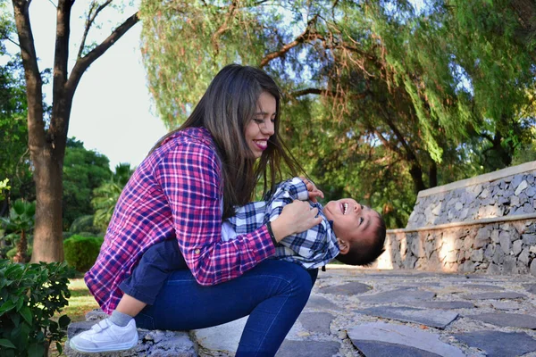Bebé Jugando Brazos Madre Madre Con Hijo Parque Imagen de stock