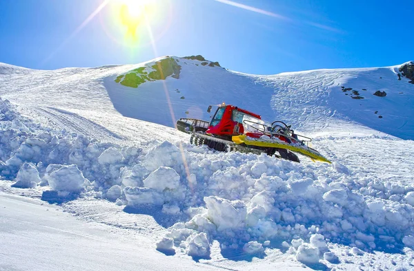 Snowcat on slope — Stock Photo, Image