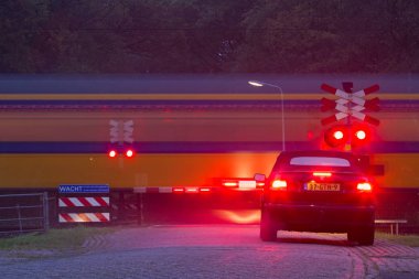 Hoogeveen, Hollanda - 4 Kasım 2019: Hollanda, Hoogeveen 'deki Fluitenberg belediyesinde demiryolu geçidi