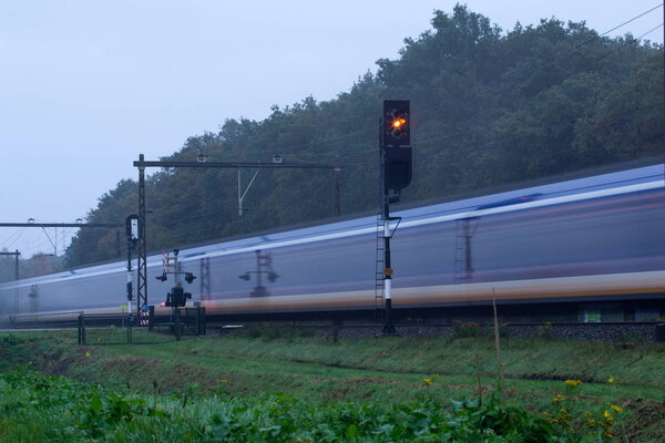 Хогевин, Нидерланды - 4 ноября 2019 года: поезд проходит мимо природного заповедника Ауде Кене в Хогевине, Нидерланды
