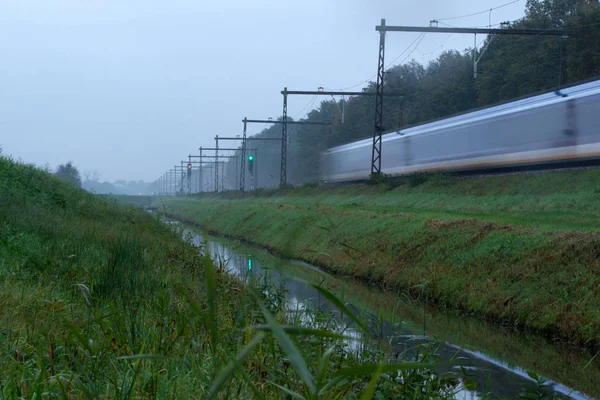 オランダのフーゲフェン 11月4 2019 列車はオランダのフーゲフェンにあるOude Kene自然保護区を通過します — ストック写真