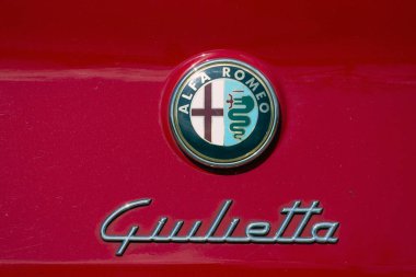 Ruinen, Hollanda - 3 Nisan 2020: Hollanda, Ruinen 'deki Natuurmonumenten otoparkında Alfa Romeo logosu