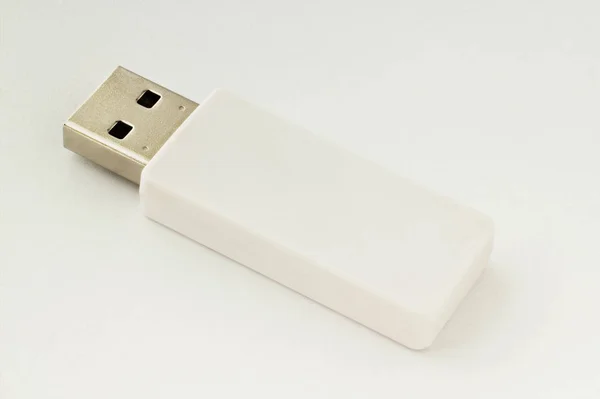 Clé USB blanche sur fond blanc. Plein foyer avant et arrière . — Photo