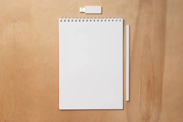 Quaderno con matita e chiavetta USB. Blocco note con fogli bianchi vuoti — Foto Stock