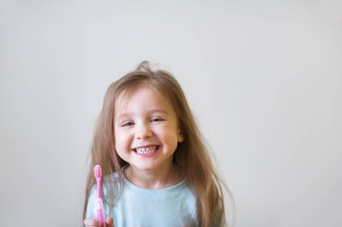 Çocuk dişlerini fırçaladı. Diş hijyeni