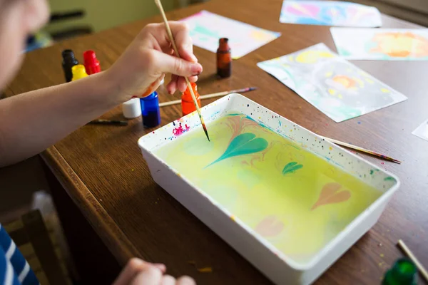 Çocuklar Evlerinde Suya Boya Çizerler Ebru Zanaatı Çocuklar Için Yaratıcı — Stok fotoğraf