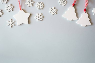 Beyaz kar taneleri, yıldız Noel ağacı. Yeni yılın düz manzarası açık mavi arkaplandaydı. Şablon düzenleme tebrik kartı kopyalama alanı. Noel oyuncağı.