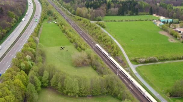 Autopista alemana A3 y vía férrea de tren de alta velocidad — Vídeo de stock