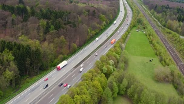 Tysk motorväg A3 och highspeed tåg järnvägsspår — Stockvideo