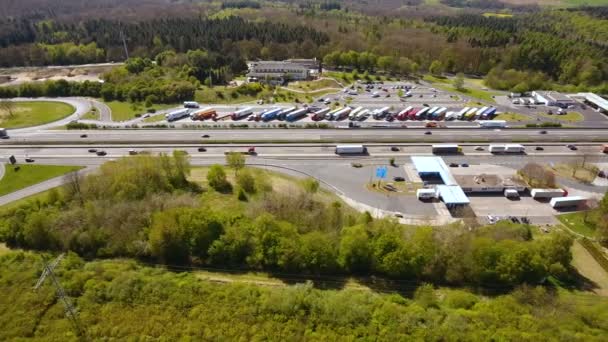 Немецкое шоссе А3 и зона отдыха — стоковое видео