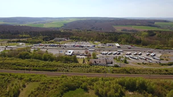 Autopista alemana A3 y zona de descanso — Vídeo de stock