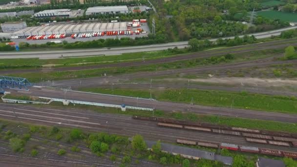 Вид с воздуха на железнодорожные пути и шоссе — стоковое видео