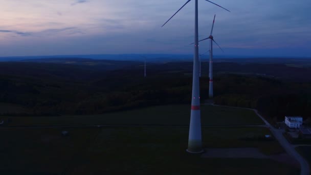 Turbinas eólicas en el parque eólico al anochecer — Vídeos de Stock