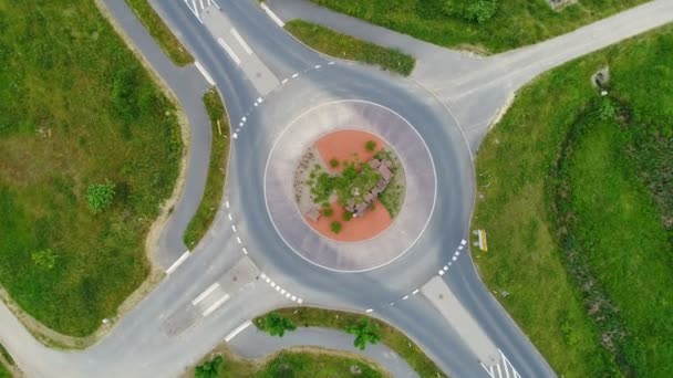 Trafik daire, dolambaçlı ve araçların — Stok video