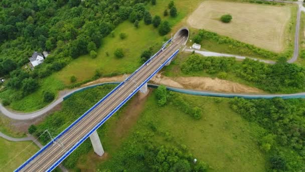 Spoorweg track en brug - luchtfoto — Stockvideo