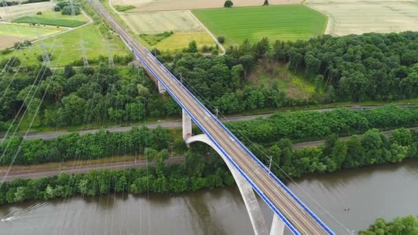 Eisenbahnstrecke und Brücke - Luftaufnahme — Stockvideo