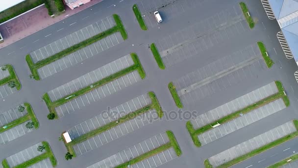 Estacionamientos vacíos y techo de un edificio grande — Vídeos de Stock