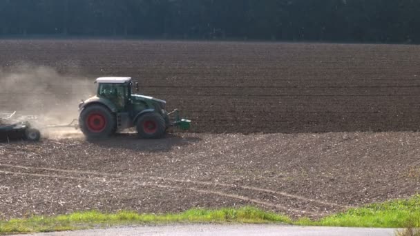 Сільськогосподарський трактор на полі восени — стокове відео