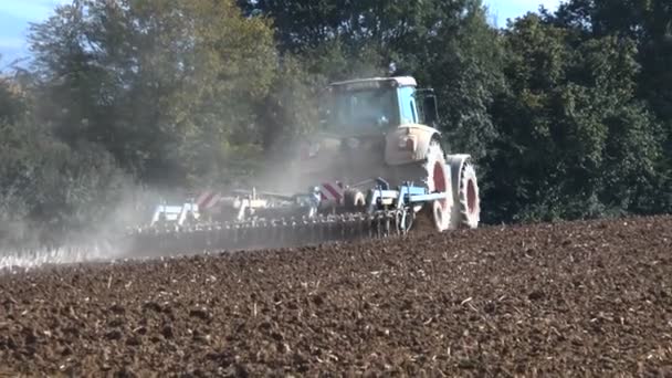 Tractor de granja en el campo en otoño — Vídeo de stock