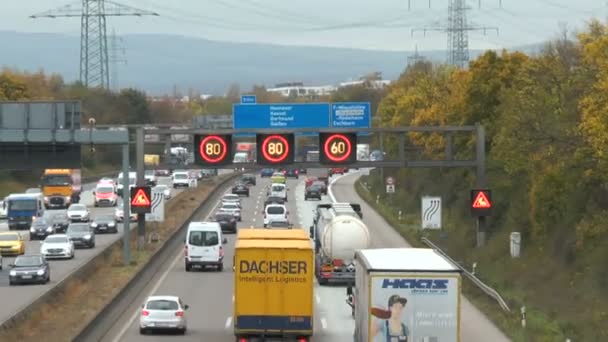 Tät trafik på tyska motorvägen A5 i Frankfurt. — Stockvideo