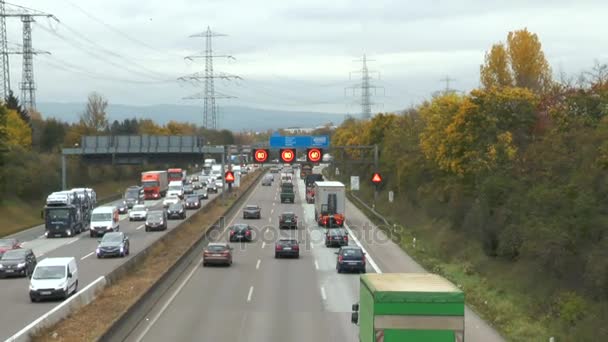Gęsty ruch na niemieckiej autostradzie A5 we Frankfurcie. — Wideo stockowe