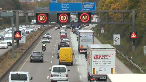 Tät trafik på tyska motorvägen A5 i Frankfurt. — Stockvideo