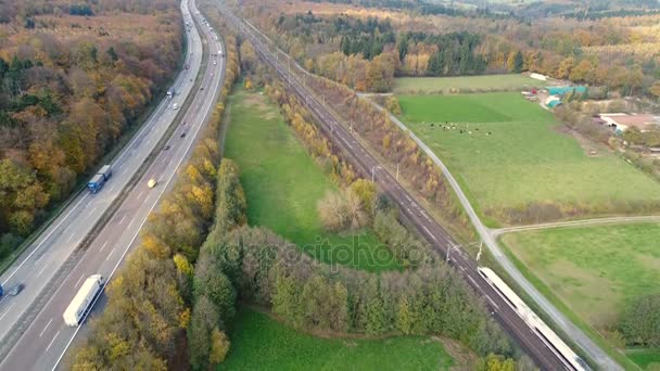 Estrada e via férrea de alta velocidade — Vídeo de Stock