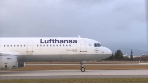 Frankfurt Duitsland Januari 2018 Airbus Van Duitse Luchtvaartmaatschappij Lufthansa Taxiën — Stockvideo