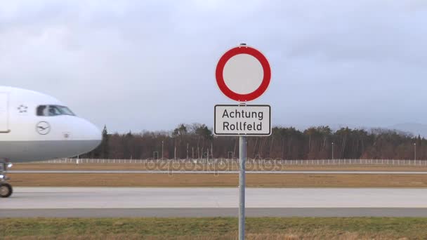 フランクフルト ドイツ 2018 ドイツ航空会社のエアバス ルフトハンザ ドイツ航空滑走路の北西のブランクフルト空港でタキシングは — ストック動画